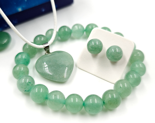 Zöld aventurin karkötő, fülbevaló és szív medálos nyaklánc szett